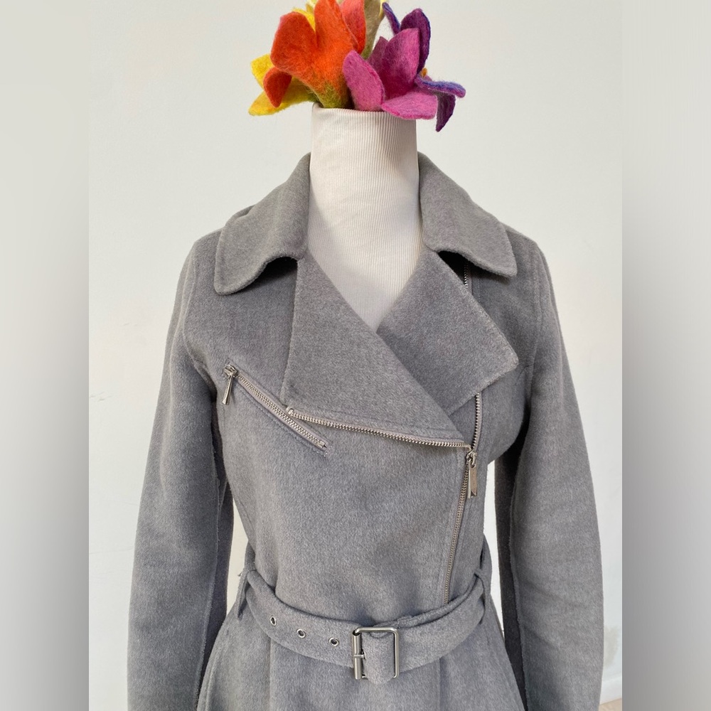 BCBGMAXAZRIA gray wool poly blend belted zipper coat with pockets and full skirt